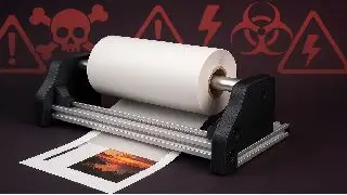 Prikaz uporabe namiznega rezalnik iz role